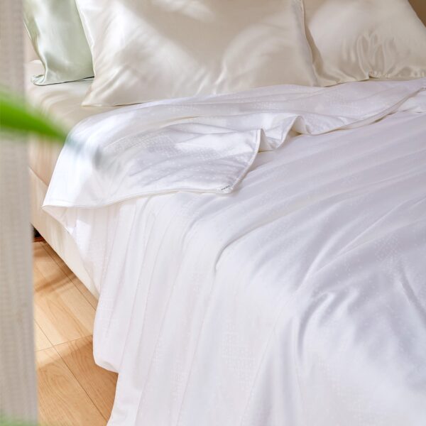 Summer 6A Mulberry Silk Filled Comforter - Image 2