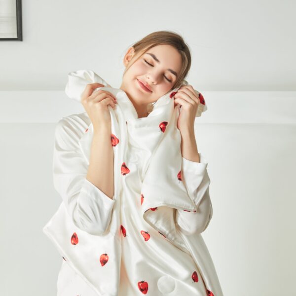 Strawberry Pattern Silk Blanket - Image 11