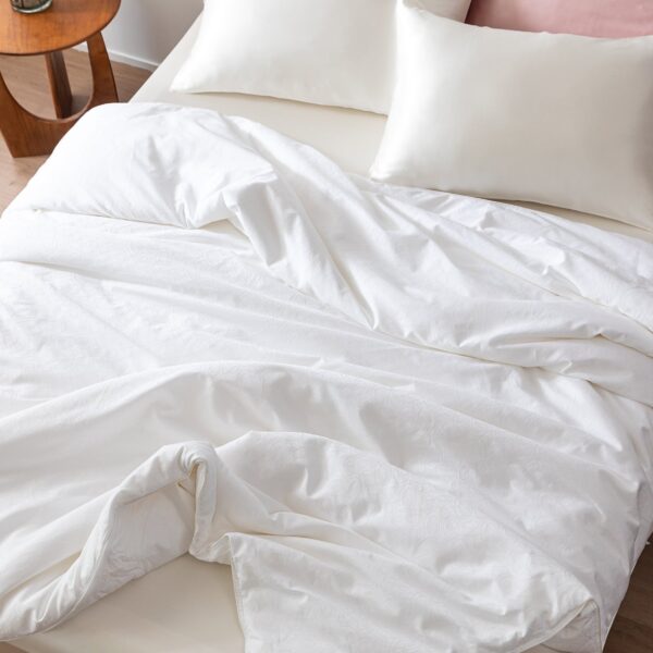 Winter 7A Grade Silk Filled Comforter - Image 4